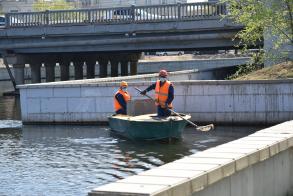 Астраханские коммунальщики приводят в порядок мосты и каналы