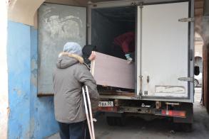 Жителям дома на площади Вокзальной помогают с вывозом вещей с базы хранения 