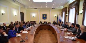 Радик Харисов потребовал усилить контроль за исполнением поручений по обращениям граждан