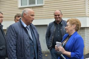 Радик Харисов проверил качество ремонтных работ в астраханских дворах