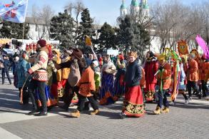 Тысячи астраханцев вышли гулять на Масленицу 