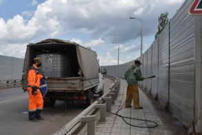 В Астрахани коммунальщики моют мосты и фасады домов