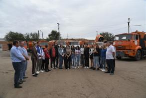 Астраханским школьникам провели экскурсию по предприятию «Чистый город»