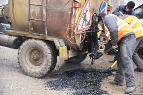 Работы по восстановлению асфальтобетонного покрытия проводятся в круглосуточном режиме