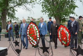 В Астрахани возложили цветы и венки к памятникам и обелискам воинской славы