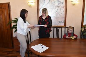 Многодетные семьи получают земельные участки под строительство жилья