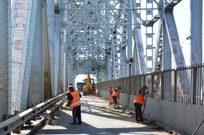 В выходные в Астрахани мыли мосты и приводили в порядок зеленые насаждения