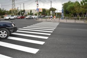 На ул. Савушкина наносят разметку