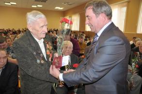 Ветеранам войны вручают юбилейные медали