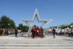 200 белых журавликов взмыли сегодня над Аллеей Воинской славы