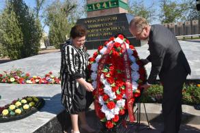 В Астрахани состоялась церемония возложения венков к памятникам воинской славы