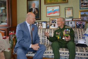Глава Астрахани поздравил ветерана Великой Отечественной войны с Днем Победы