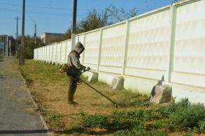 На улице Адмирала Нахимова косят сорную растительность