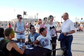 В Астрахани отметили День молодежи танцевальным флешмобом и граффити-батлом