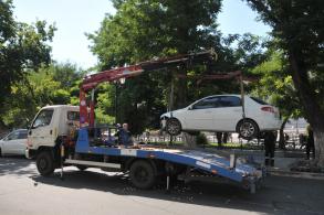 Неправильно припаркованные автомобили эвакуируют с улиц города