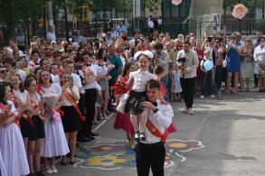 В школах Астрахани прозвучал последний звонок