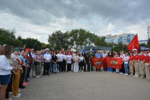 В Астрахани возложили цветы к скульптурной композиции «Семья»