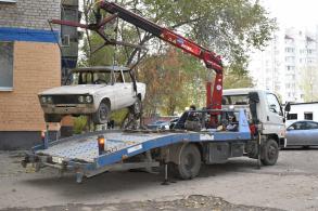 Администрация города продолжает убирать брошенные авто с улиц Астрахани