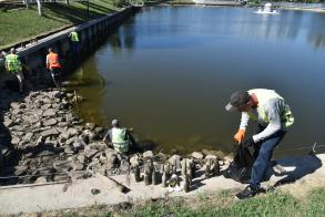 Лебединое озеро зачищают от мусора