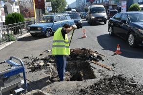 На Адмиралтейской люки поднимают до уровня проезжей части