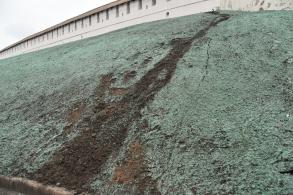 Преобразившиеся откосы Кремля уже успели испортить