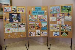 В Астрахани открылась выставка детских рисунков