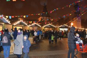 На главной городской елке зажгли огни 