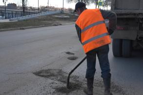 Продолжаются работы по устранению выбоин на магистральных улицах