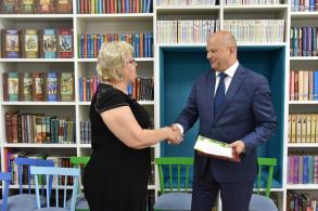  Олег Полумордвинов вручил образовательным учреждениям гранты на благоустройство