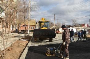 Во дворах на улицах Дзержинского и Боевая укладывают асфальт