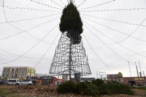 В Трусовском районе начали устанавливать центральную елку