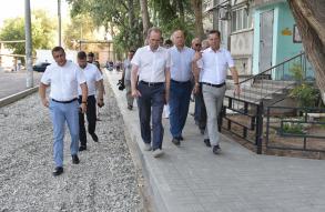 На улице Адмирала Нахимова ремонтируют двор