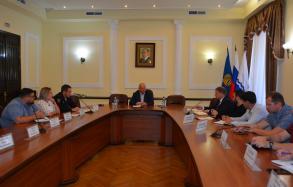 В Астрахани обустраивают дороги, ведущие к строящимся социальным объектам