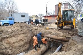 Водоканал ликвидирует аварию на ул. Ботвина