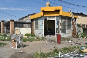 В Астрахани продолжают демонтировать незаконные торговые объекты