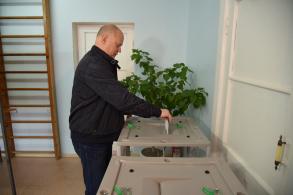 Олег Полумордвинов проголосовал в числе первых