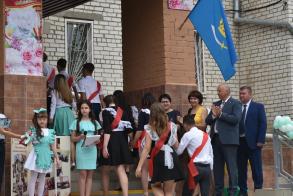 В добрый путь! В школах Астрахани прозвенел последний звонок