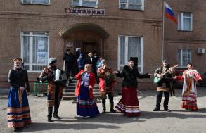 У избирательных участков проходят концертные программы