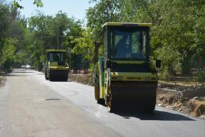 На площади Шаумяна ремонтируют дорогу и тротуар