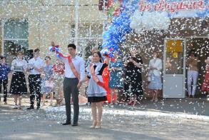 В Астрахани последний звонок прозвучал для почти восьми тысяч выпускников