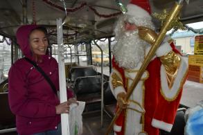 По городу прошел Новогодний троллейбус