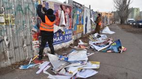 В Кировском районе продолжают демонтировать незаконно установленные афиши