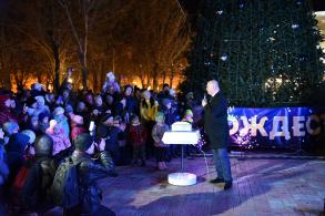 В Астрахани зажгли главную елку города