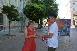 Ко Дню флага России астраханцам раздали более трех тысяч лент «триколор»