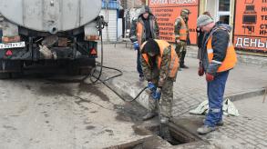 Городские власти регулярно проверяют состояние ливневых систем