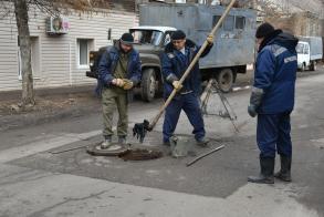 На 48 улицах Астрахани проводят прочистку сетей канализации