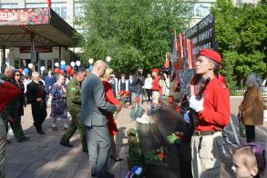 В астраханской школе открыли памятный знак «Дети войны»