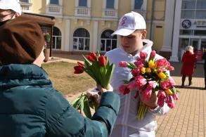 Всем цветы! В Астрахани прошла акция «Вам, любимые» в честь 8 марта