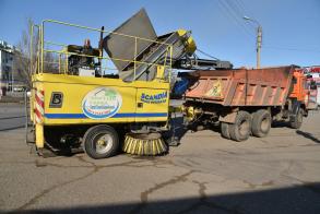 Астраханские дороги расчищают перед весной