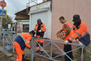 На улице Новороссийской в поселке Свободном устанавливают полукилометровое леерное ограждение